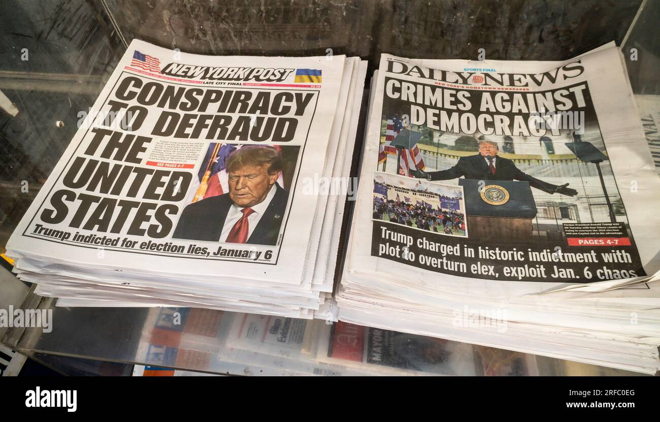 Titelseiten der New York Post and Daily News am Mittwoch, den 2. August 2023 Bericht über die Vortage der Anklage gegen den ehemaligen Präsidenten Donald Trump im Zusammenhang mit seinen angeblichen Bemühungen, die Wahlen von 2020 zu stürzen. (© Richard B. Levine) Stockfoto