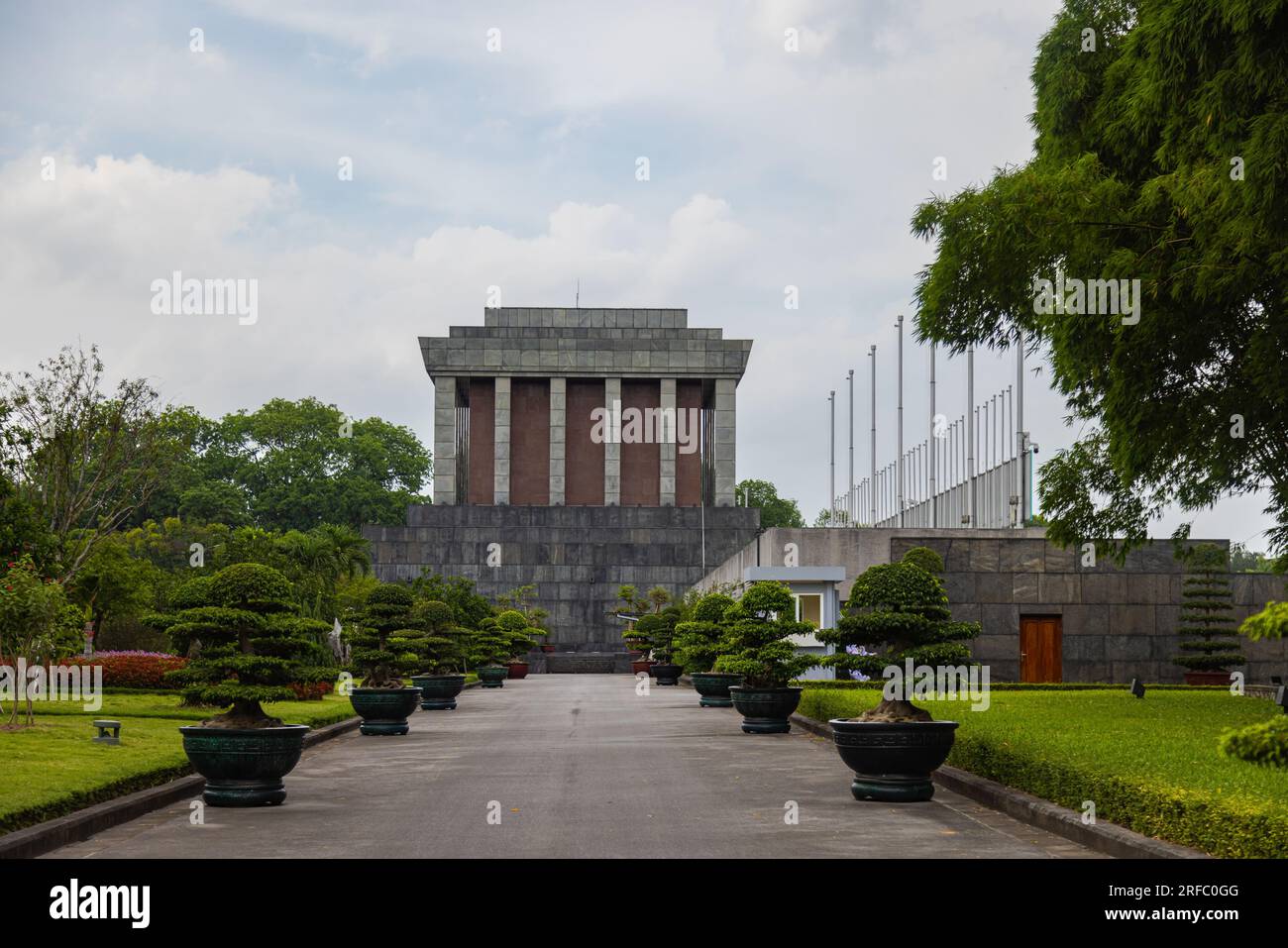 Hanoi, Vietnam - 28. Mai 2023: Das Ho-Chi-Minh-Mausoleum, ein feierliches, großes Bauwerk, in dem der einbalsamierte Körper des verehrten Revolutionsführers Ho C untergebracht ist Stockfoto