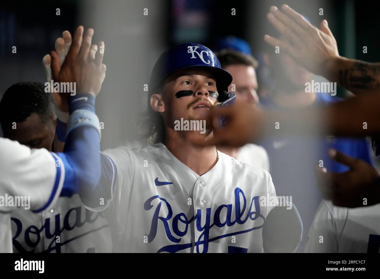 01. AUGUST 2023: Der Shortstop der Kansas City Royals Bobby Witt Jr. (7) feiert im Kauffman Stadium Kansas City, Missouri. Jon Robichaud/CSM. Stockfoto