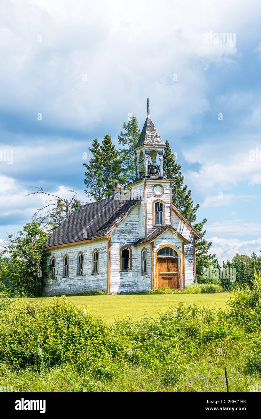 Eine alte verlassene Landkirche in der kleinen Gemeinde Upsala Ontario. Stockfoto