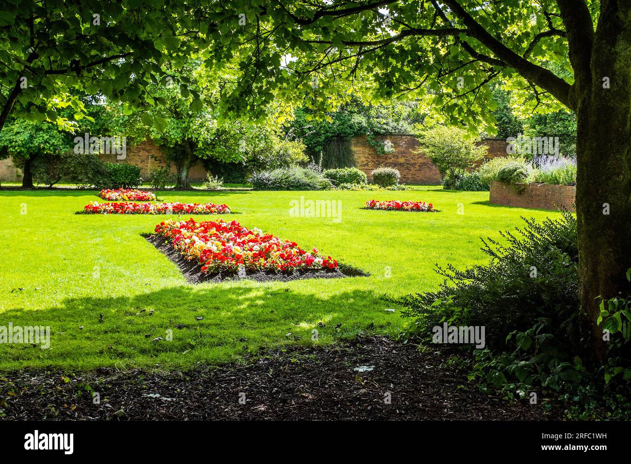 Innenansicht des ummauerten Gartens in der Haigh Hall. Stockfoto