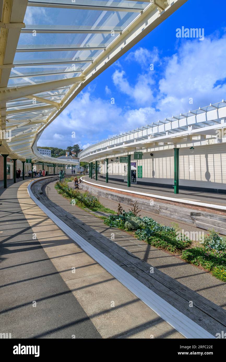 Bahnhof Folkestone Harbour. Ursprünglich für den Bootszug nach Frankreich. Mit Geschäften, Bars und Restaurants und modernen Pflanzen am Meer zwischen den Schienen. Stockfoto