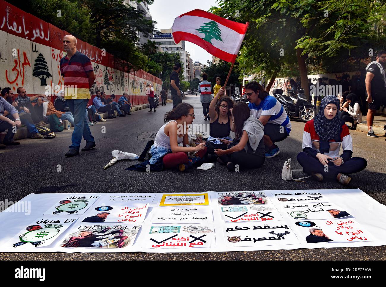 Demonstranten sitzen vor der Banque du Liban und protestieren gegen den ehemaligen Chef der Zentralbank Riad Salameh, Hamra, West Beirut, Libanon. Stockfoto