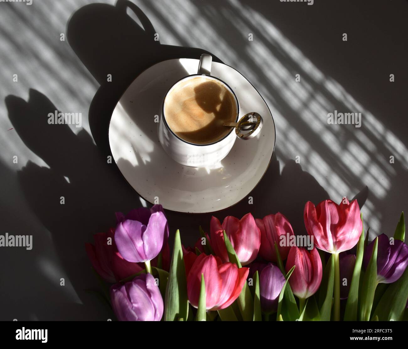 Kaffeebecher, Kaffee und Tulpen, Kaffee, Kaffee-Ästhetik Stockfoto