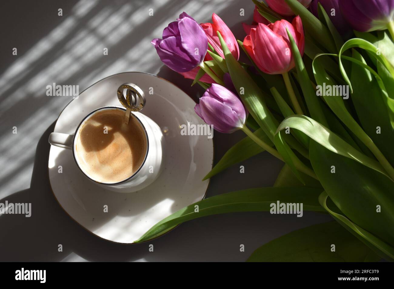 Kaffeebecher, Kaffee und Tulpen, Kaffee, Kaffee-Ästhetik Stockfoto