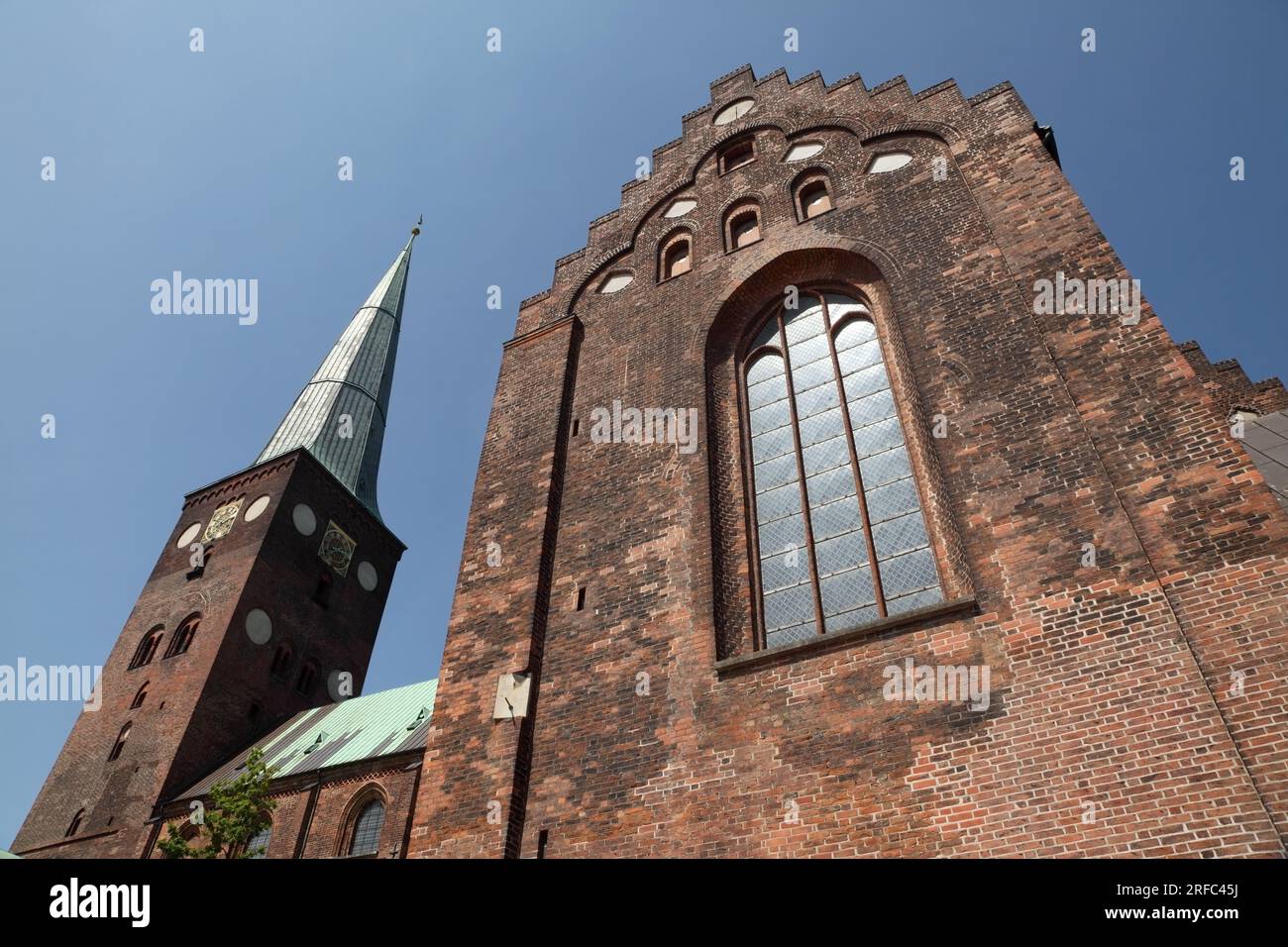 Die romanische Aarhus-Kathedrale/Domkirke oder die Kirche Saint Clement, Dänemarks längste und höchste Kirche, Aarhus, Dänemark. Stockfoto