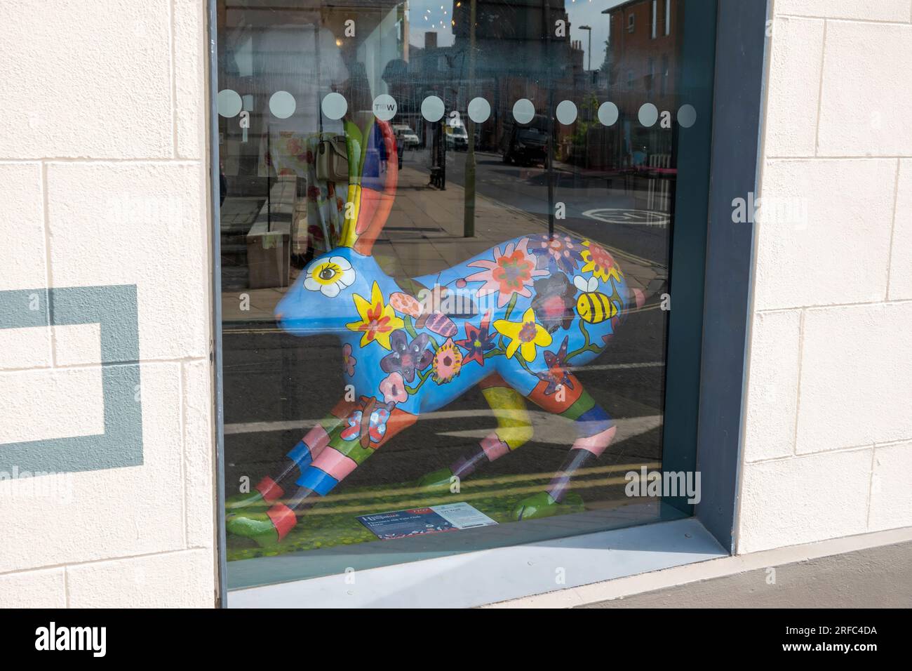 Hares of Hampshire Art Trail Winchester England 2022, Florence The Fair Oak Hare at Theatre Royal Stockfoto