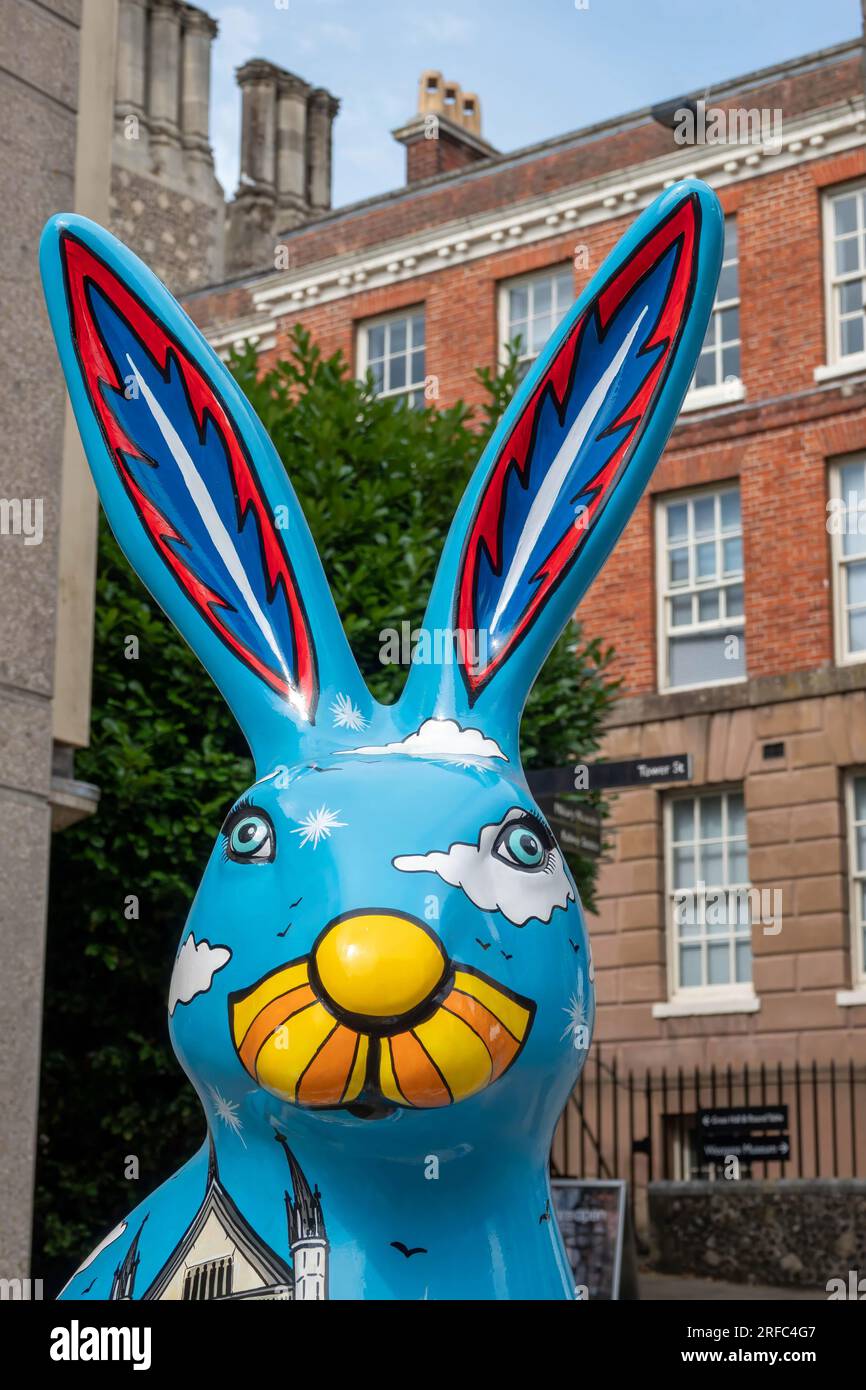 Hares of Hampshire Art Trail Winchester England 2022, Hero Hare von Jenny Leonard bei Westgate Sponsor Ahmad Tea Ltd Stockfoto