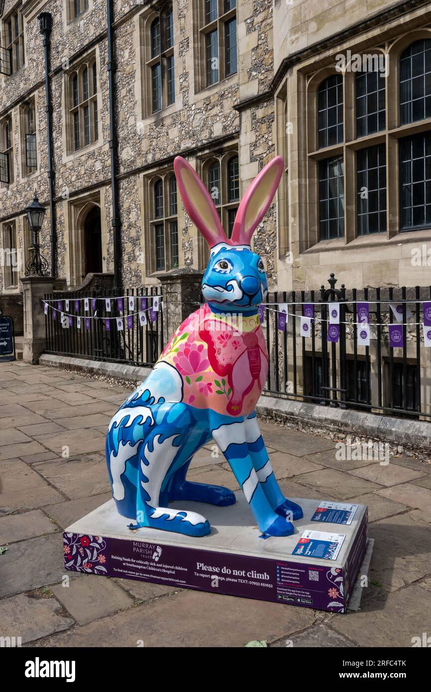 Hares of Hampshire Art Trail Winchester England 2022, Caring for the Natural World Hare von Raine Yeung in Castle Avenue Sponsor ABP Southampton Stockfoto