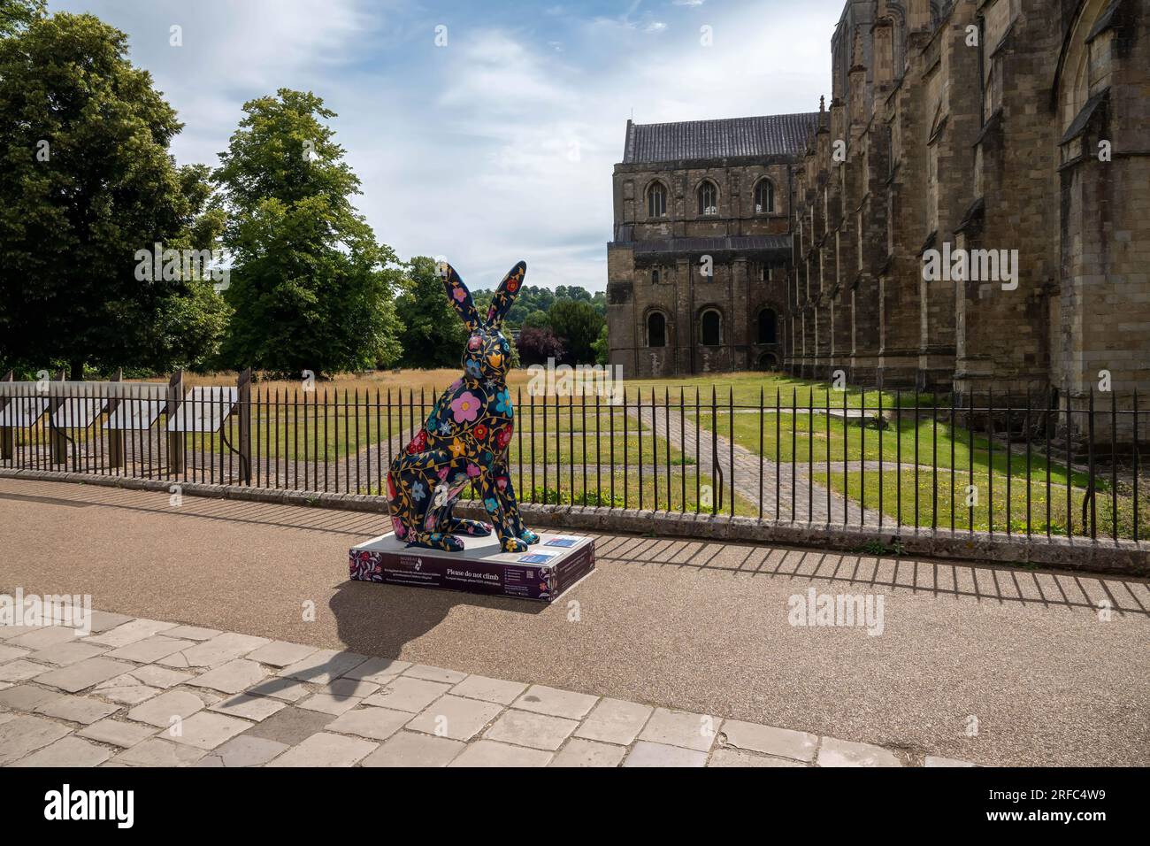 Hares of Hampshire Art Trail Winchester England 2022, Flora and the Midnight Garden Hare von Marnie Maurri vor der Winchester Cathedral Stockfoto