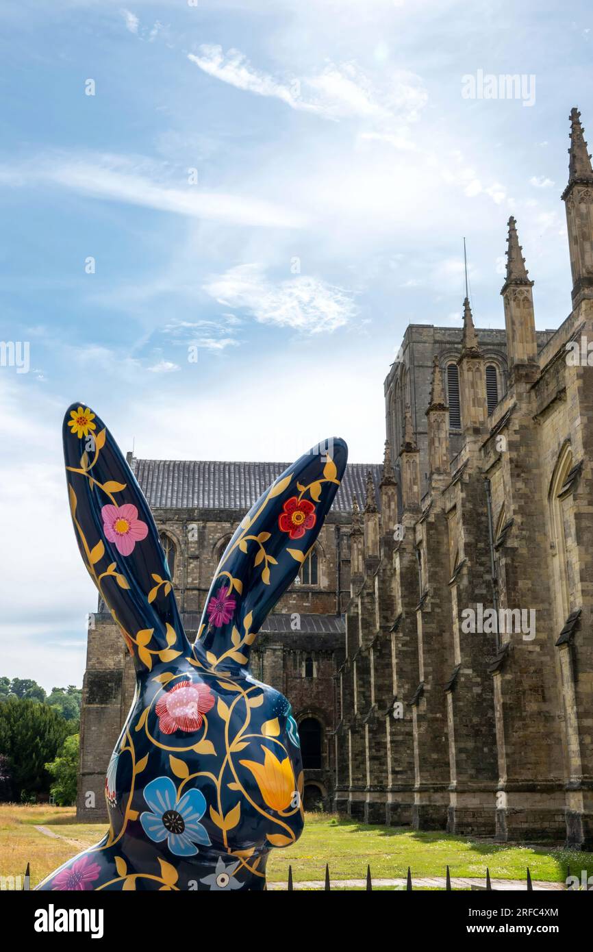 Hares of Hampshire Art Trail Winchester England 2022, Flora and the Midnight Garden Hare von Marnie Maurri vor der Winchester Cathedral Stockfoto