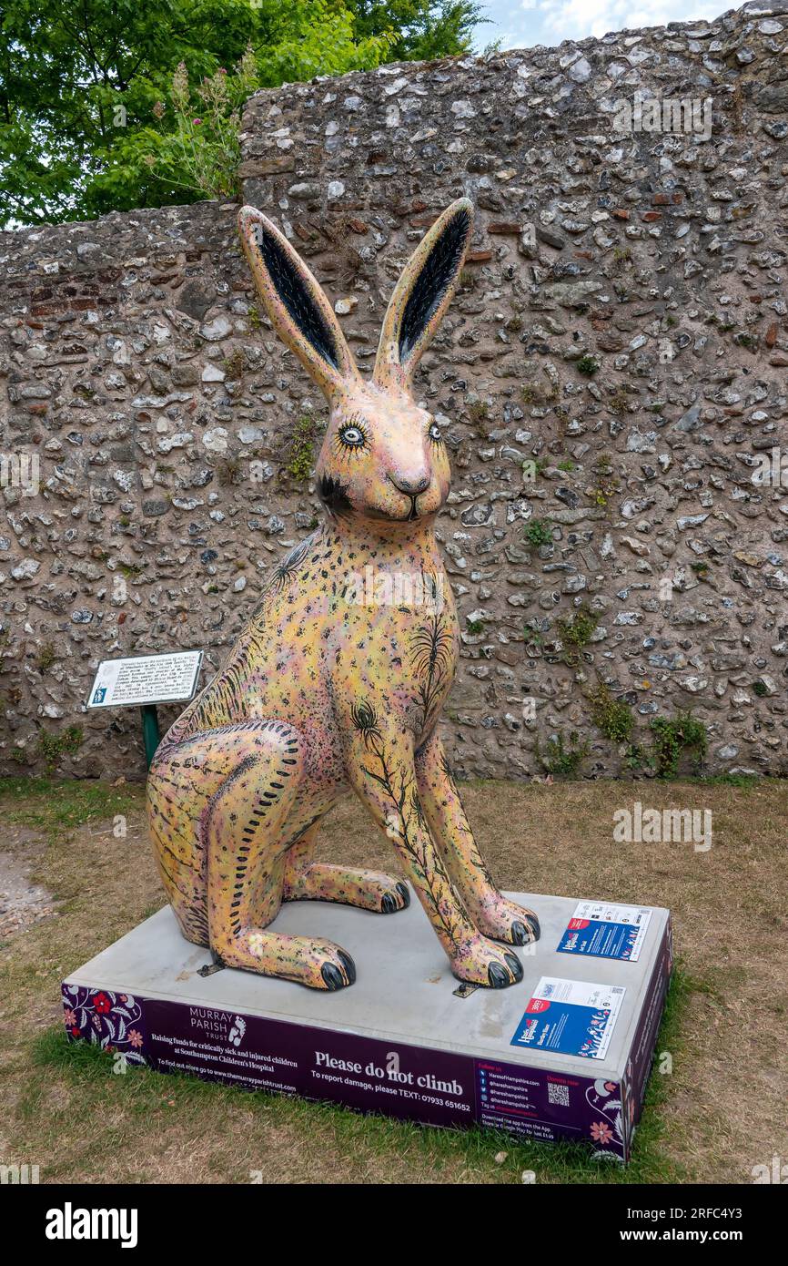 Hares of Hampshire Art Trail Winchester England 2022, Hartley Hare von Jacky Putill Fine Artist am Wolvesey Castle Gate Stockfoto