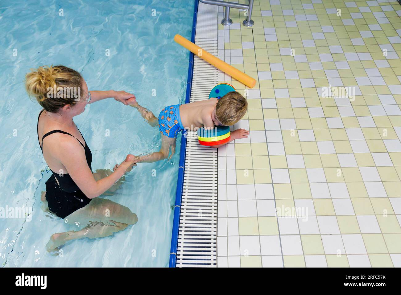 Bornheim, Deutschland. 02. Aug. 2023. Thema: Vorschullehrer im Schwimmunterricht mit Schwimmbecken im öffentlichen Schwimmbad. Kredit: dpa/Alamy Live News Stockfoto