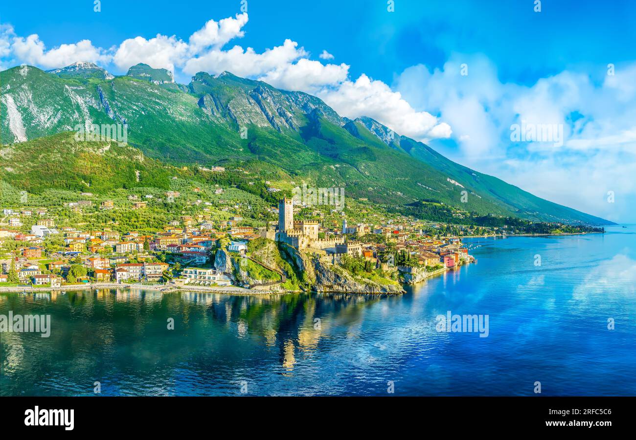 Landschaft mit Malcesine, Gardasee, Italien Stockfoto