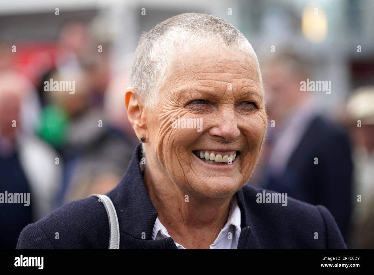 Trainer Jessica Harrington feiert, nachdem er gesehen hat, wie das Pferd Lan Cinnte vom Jockey Shane Foley geritten ist und das Download the Tote App Handicap am dritten Tag des Galway Races Summer Festival auf der Galway Racecourse gewonnen hat. Bilddatum: Mittwoch, 2. August 2023. Stockfoto