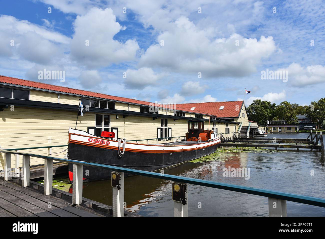 Broek op Langedijk, Niederlande. 20. Juli 2023. Frachtschiff, das Gemüse auf der Auktion in Broek op Langedijk transportiert. Hochwertiges Foto Stockfoto