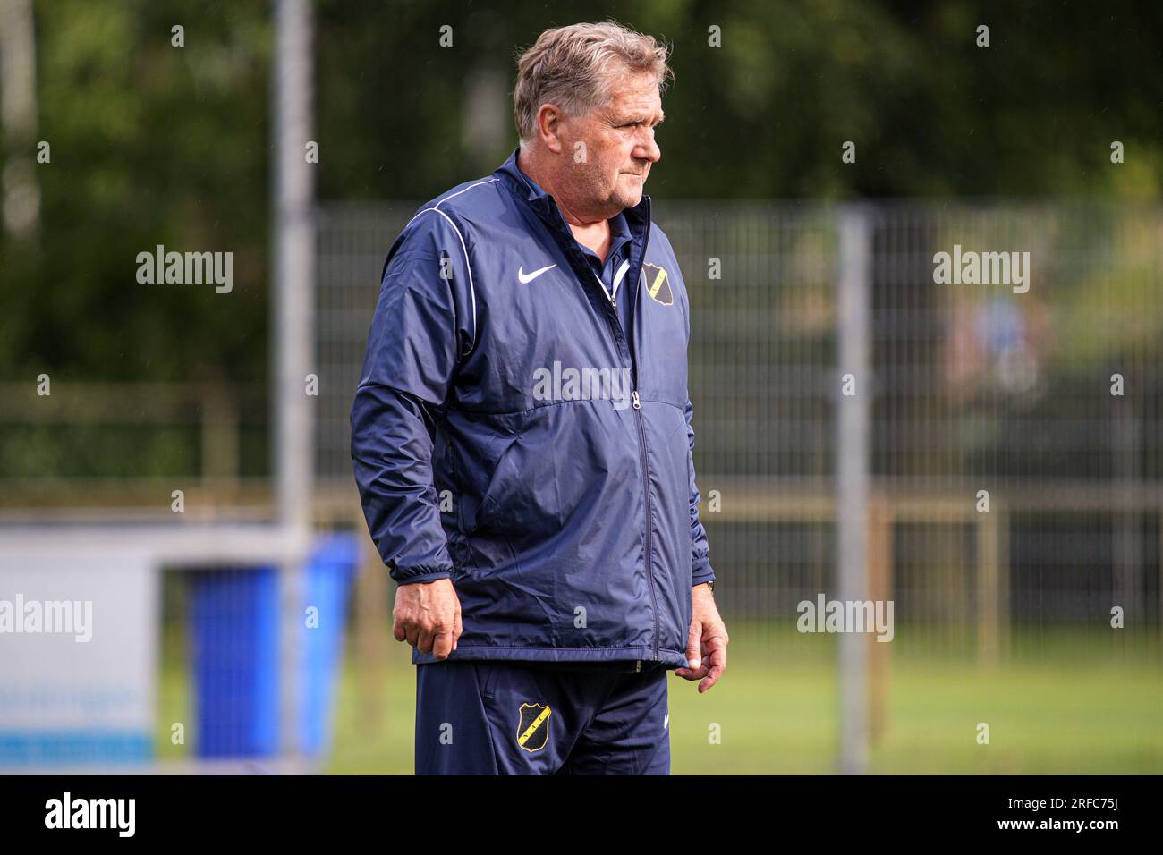 Hoeven, Niederlande. 02. Aug. 2023. HOEVEN, NIEDERLANDE - AUGUST 2: Assistenztrainer Ton Lokhoff von NAC Breda während des Vorsaison Freundschaftsspiels zwischen vv Hoeven und NAC Breda im Sportpark Achter t Hof am 2. August 2023 in Hoeven, Niederlande (Foto von Gabriel Calvino Alonso/Orange Pictures) Guthaben: Orange Pics BV/Alamy Live News Stockfoto