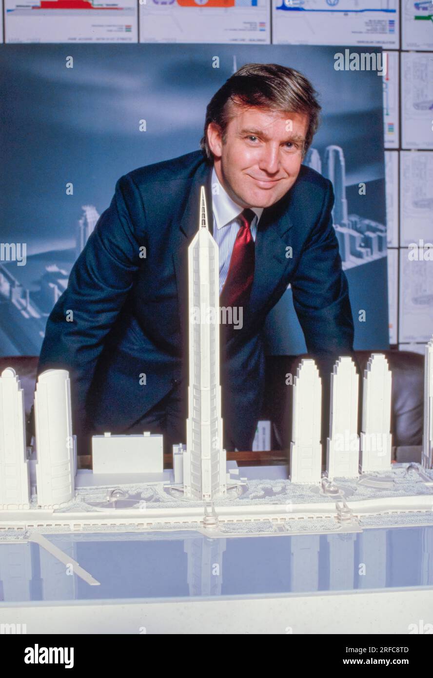 Entwickler Donald Trump von The Trump Organization, mit architektonischen Modellen von Gebäuden der New Yorker Skyline. Foto von Bernard Gotfryd Stockfoto