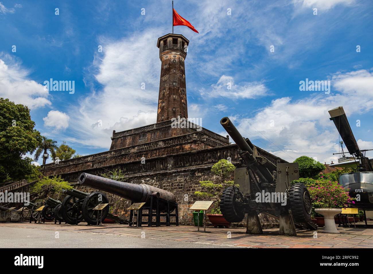 Hanoi, Vietnam - 28. Mai 2023: Vietnam Military History Museum und Hanoi Flaggenturm. Der 33 Meter hohe Turm verfügt über drei Ebenen und eine Pyramidenerbse Stockfoto