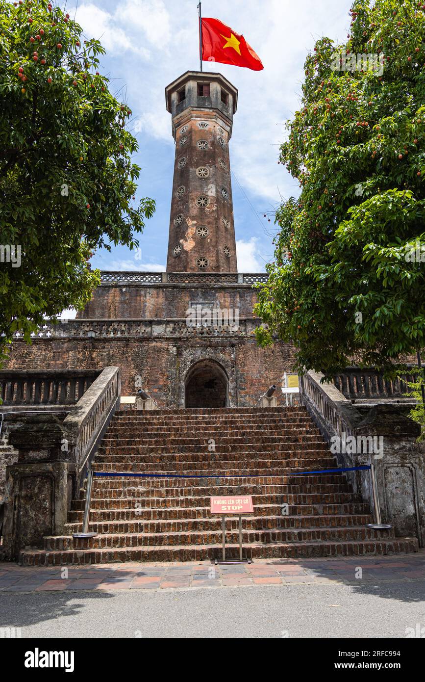 Hanoi, Vietnam - 28. Mai 2023: Vietnam Military History Museum und Hanoi Flaggenturm. Der 33 Meter hohe Turm verfügt über drei Ebenen und eine Pyramidenerbse Stockfoto