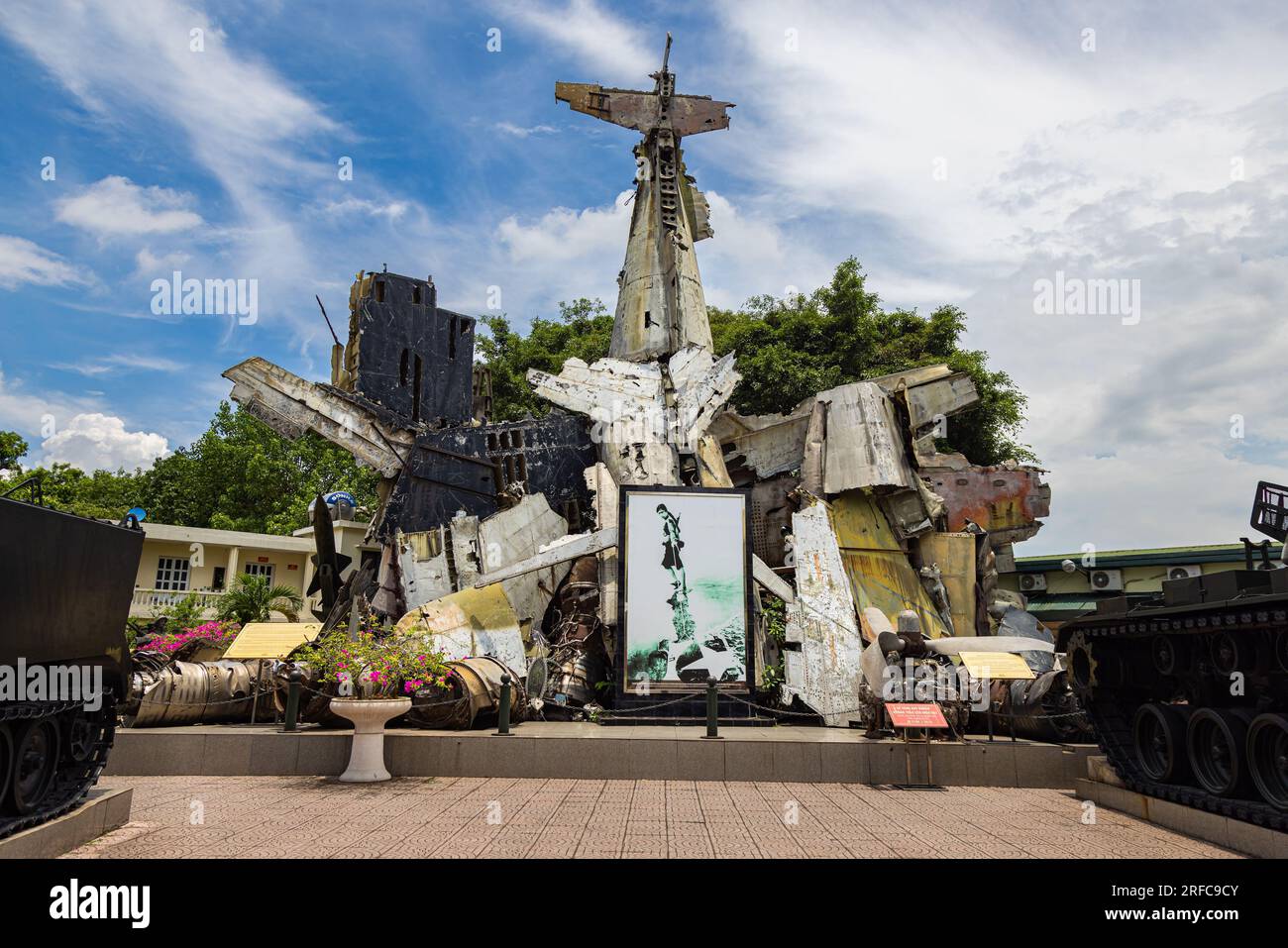 Hanoi, Vietnam - 28. Mai 2023: Das Vietnam Military History Museum ist voller Überreste der vergangenen Schlachten. Reihen von Flugzeugen, Panzern und verblassten Uniformen w Stockfoto