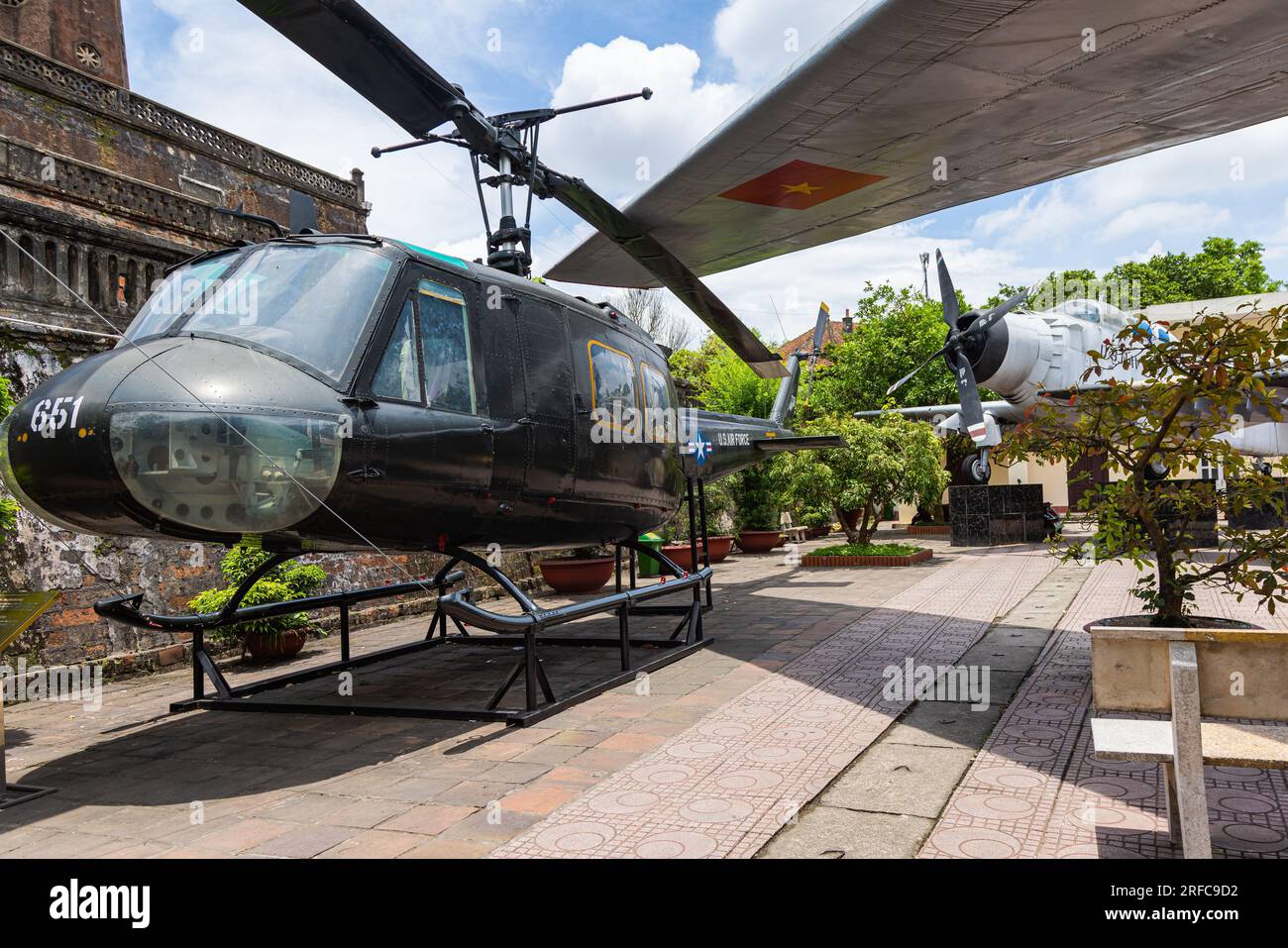 Hanoi, Vietnam - 28. Mai 2023: Das Vietnam Military History Museum ist voller Überreste der vergangenen Schlachten. Reihen von Flugzeugen, Panzern und verblassten Uniformen w Stockfoto