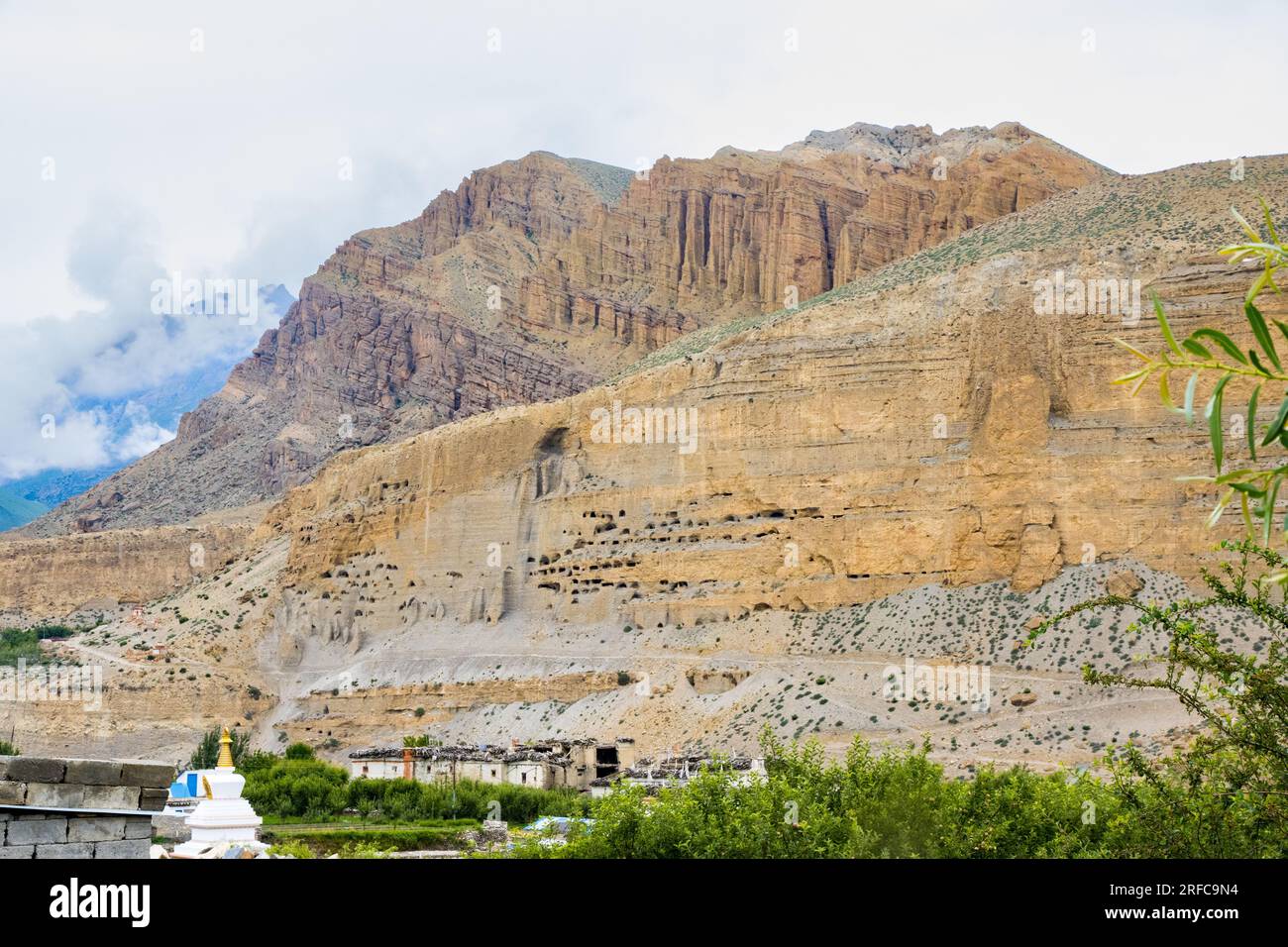 Das wunderschöne Dorf Chhusang alias Chuksang im oberen Mustang des bergigen Himalaya-Nepals Stockfoto