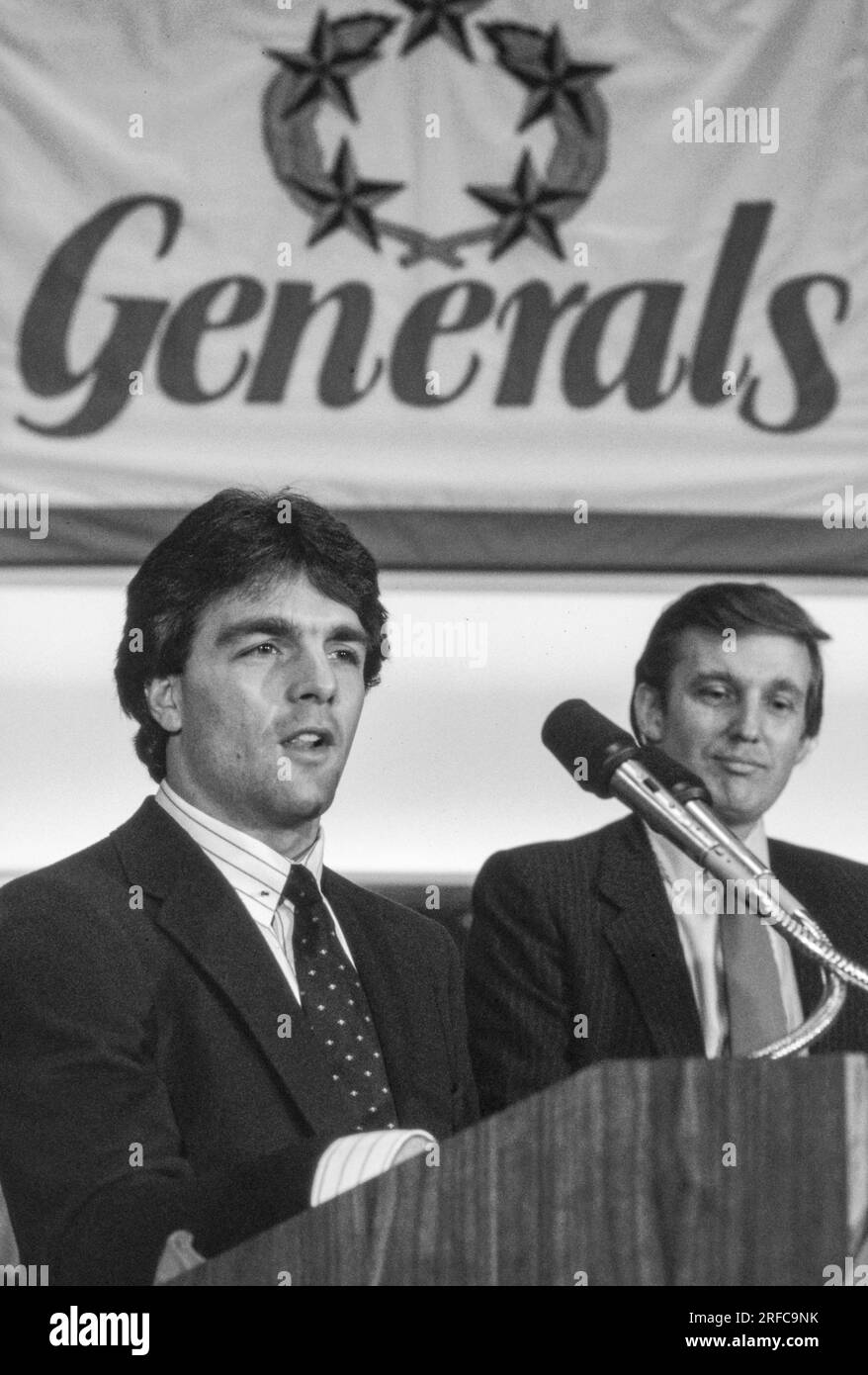 Doug Flutie spricht, wie Donald Trump zusieht. Donald Trump übernimmt die US Football League New Jersey Generals - 1985. Foto von Bernard Gotfryd Stockfoto