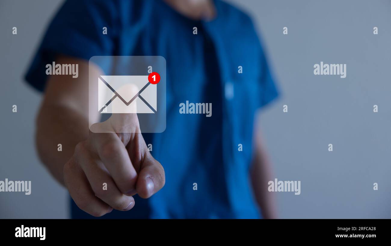 Geschäftsmann, der auf Nachrichten drückt, moderne Symbole mit virtuellem Hintergrund. Eine E-Mail wurde nicht gelesen. Stockfoto