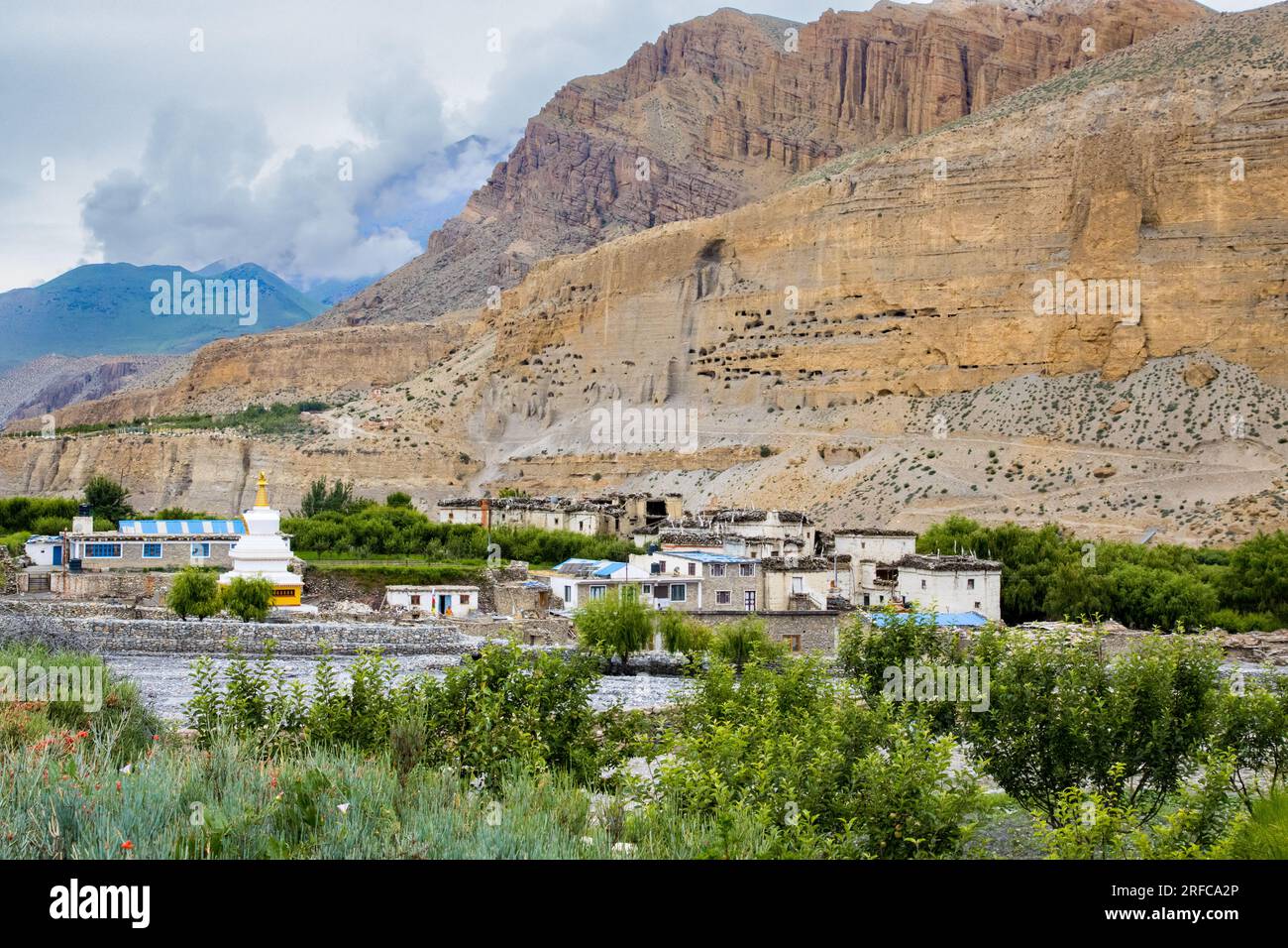 Das wunderschöne Dorf Chhusang alias Chuksang im oberen Mustang des bergigen Himalaya-Nepals Stockfoto