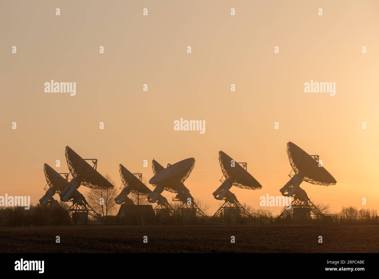 Sonnenaufgang bei den Mullard Radio Telescopes, Cambridge, Großbritannien Stockfoto
