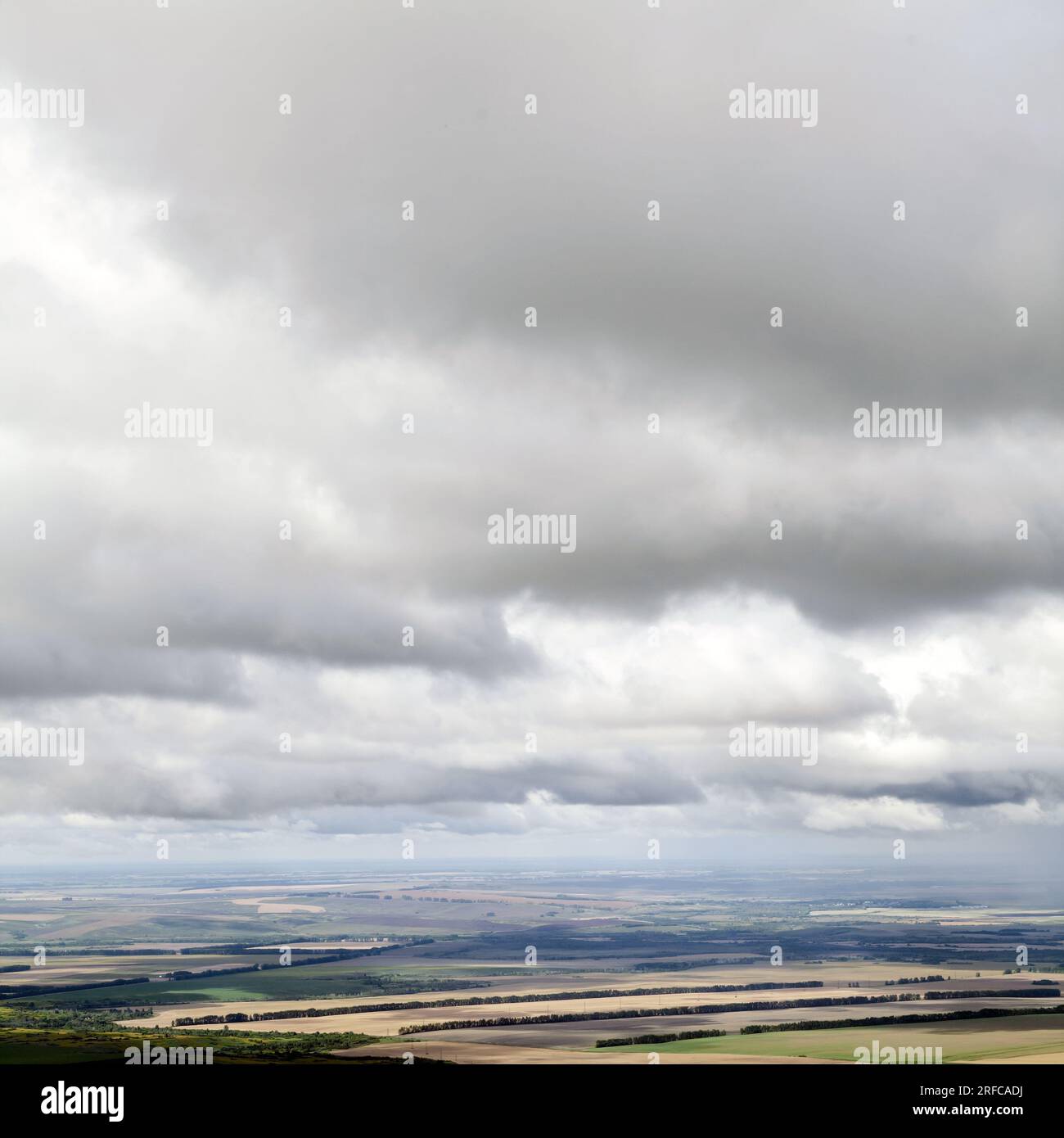 Wolkiger Himmel über Belokurikha Stadt, Altai Krai, Russland. Quadratisches Landschaftsfoto Stockfoto