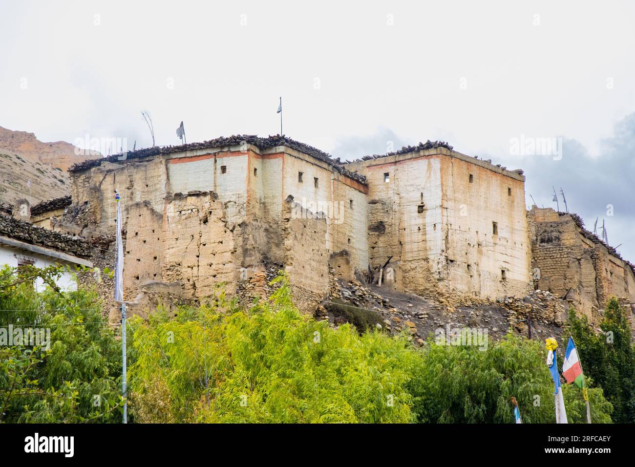 Das wunderschöne Dorf Chhusang alias Chuksang im oberen Mustang des bergigen Himalaya-Nepals Stockfoto