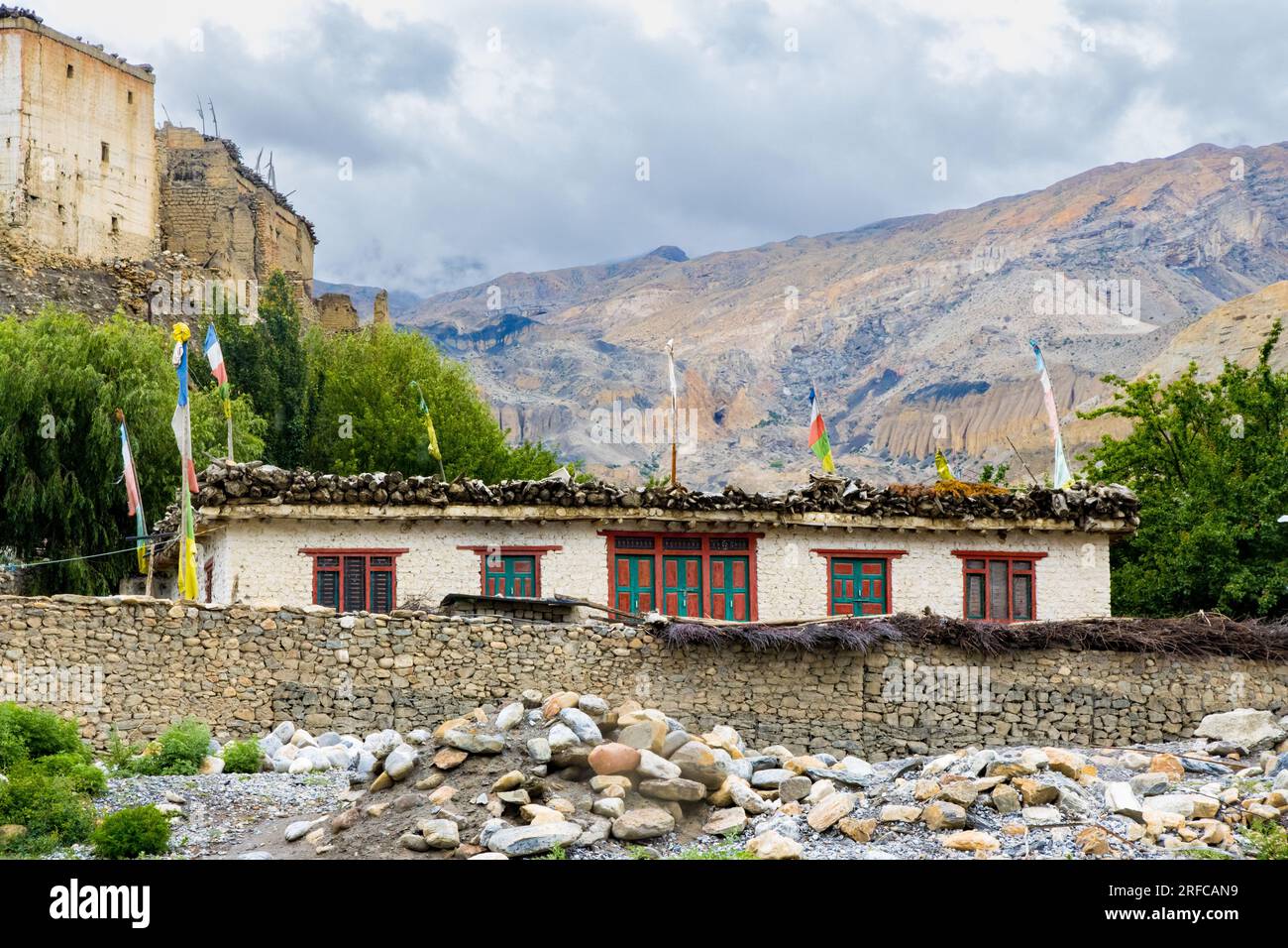 Das wunderschöne Dorf Chhusang alias Chuksang im oberen Mustang des bergigen Himalaya-Nepals Stockfoto