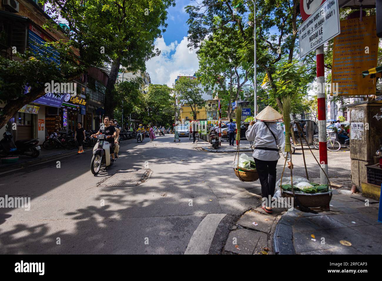 Hanoi, Vietnam - 28. Mai 2023: Bezaubernde Straßen der Altstadt enthüllen ein pulsierendes tableau: Motorräder und Fahrräder, die vorbeirasen und ein melodisches Kakophon erzeugen Stockfoto