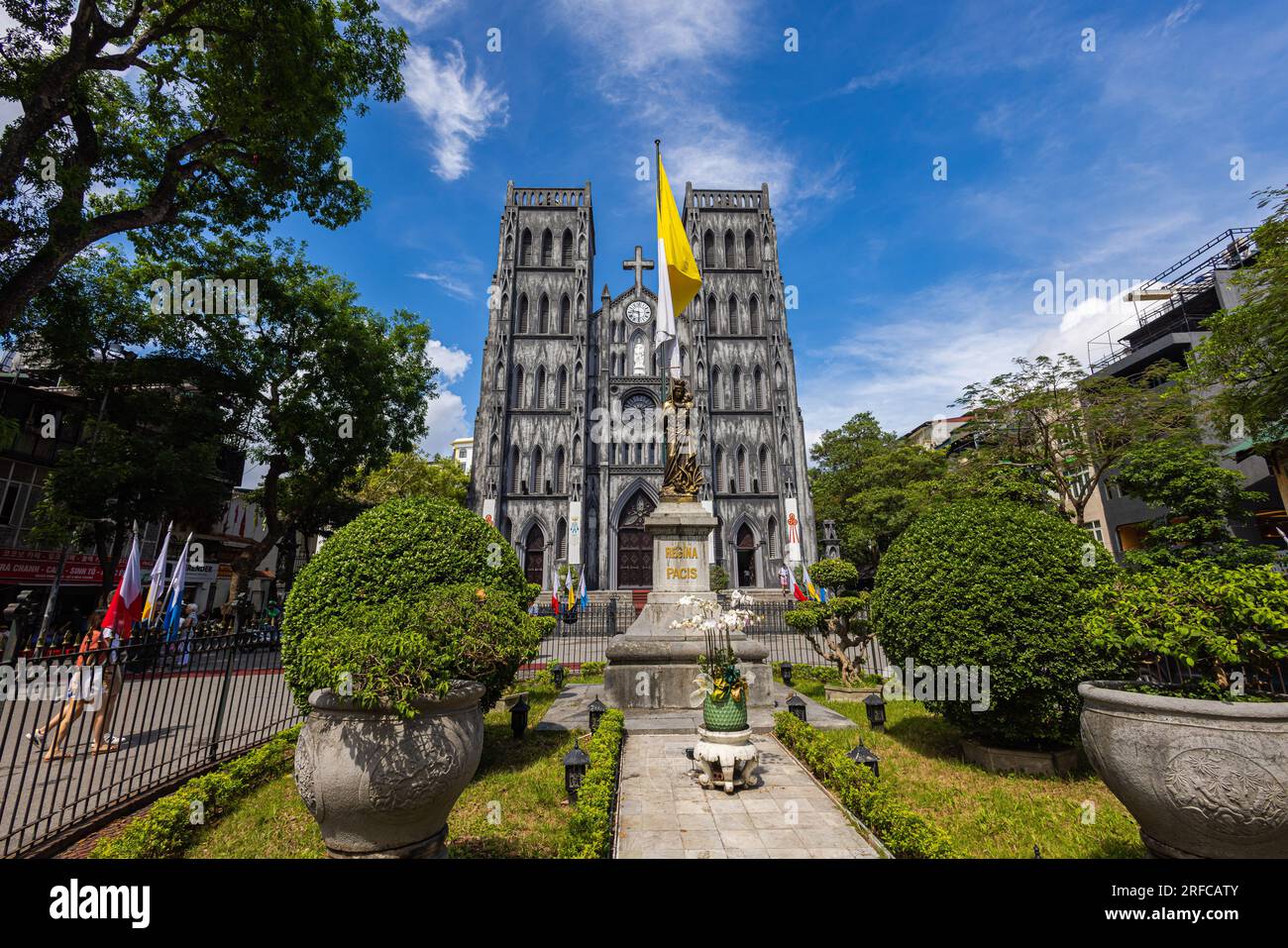 Hanoi, Vietnam - 28. Mai 2023: St. Joseph's Cathedral, ein göttliches Meisterwerk in Hanoi, fesselt mit seiner neogotischen Schönheit, hohen Türmen und intri Stockfoto