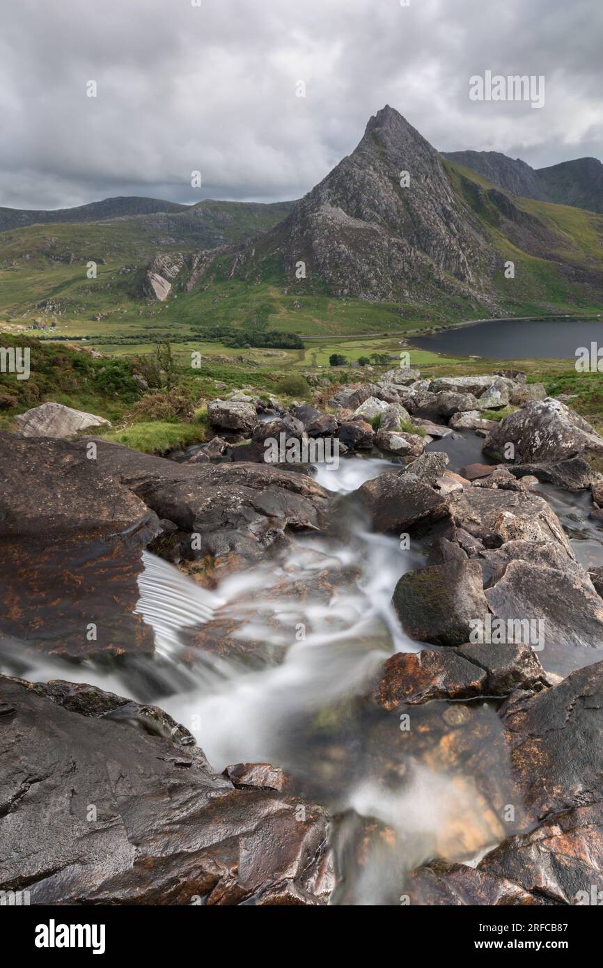 Der Fluss stürzt über die Felsen Afon Lloer und blickt über Tryfan, Snowdonia National Park, Wales Stockfoto