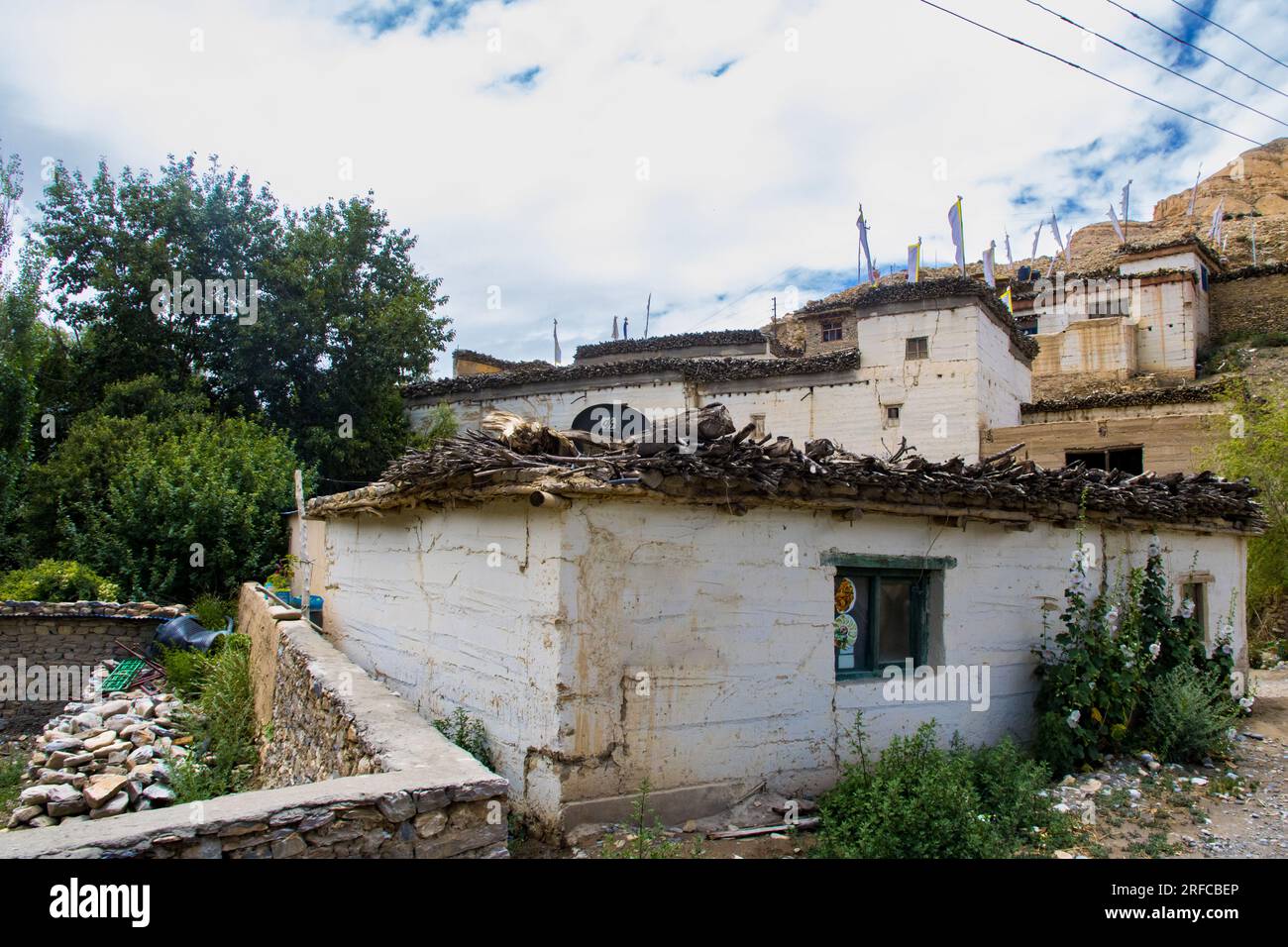 Das wunderschöne Dorf Chhusang alias Chuksang im oberen Mustang des bergigen Himalaya-Nepals Stockfoto