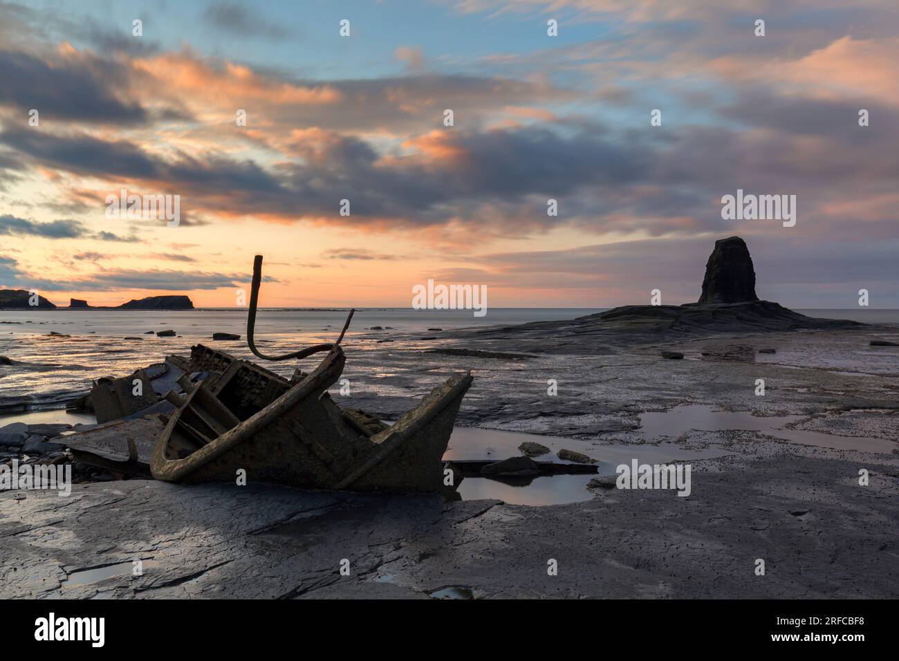 Sommersonnenuntergang in der Saltwick Bay mit dem Admiral von Tromp Shipwreck und dem Black NAB, North Yorkshire Coast Stockfoto
