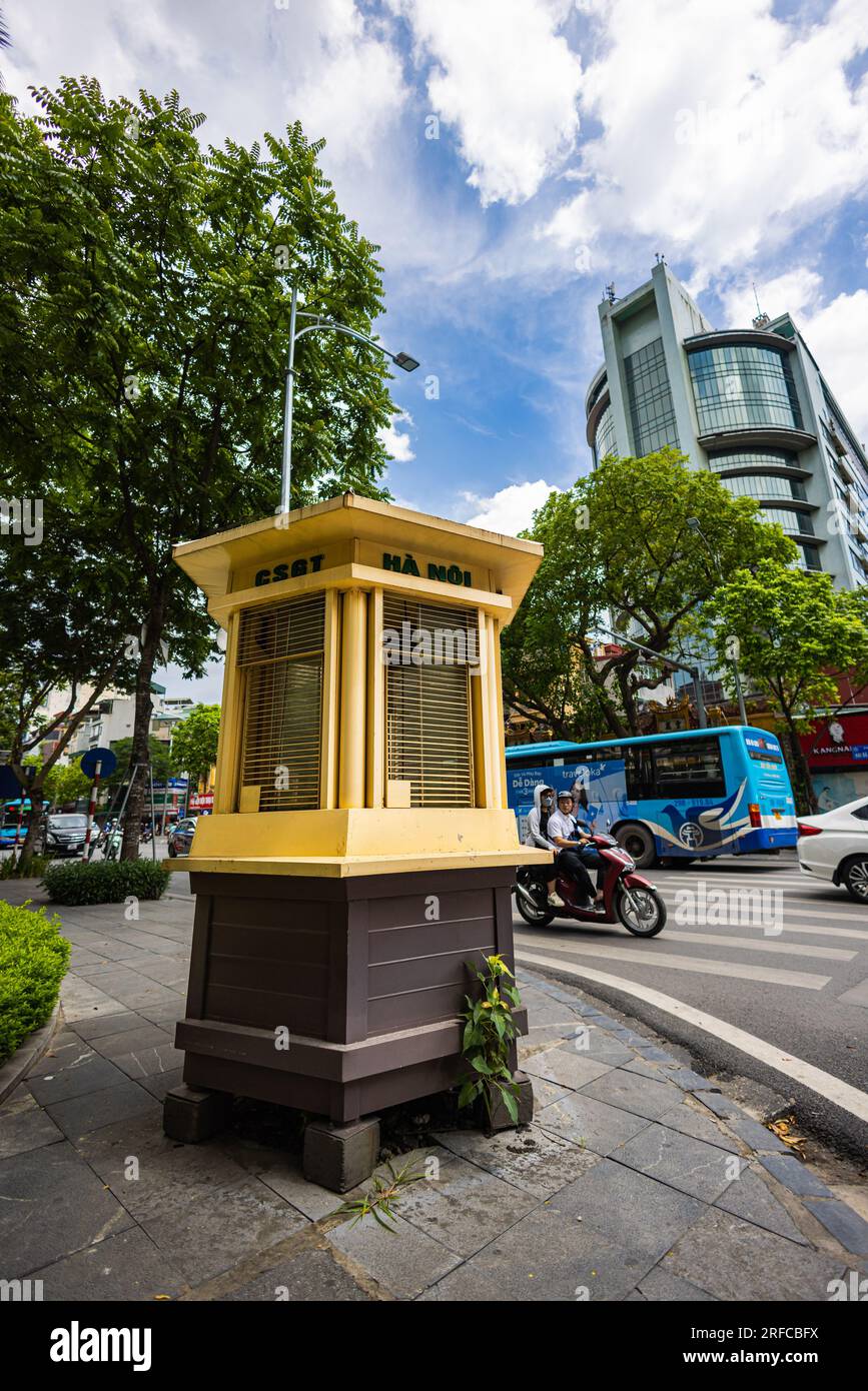 Hanoi, Vietnam - 28. Mai 2023: Eine malerische, kompakte Polizeihütte hoch oben an einer belebten Kreuzung. Uniformierte Offiziere navigieren fleißig durch die wirbelnden Ri Stockfoto