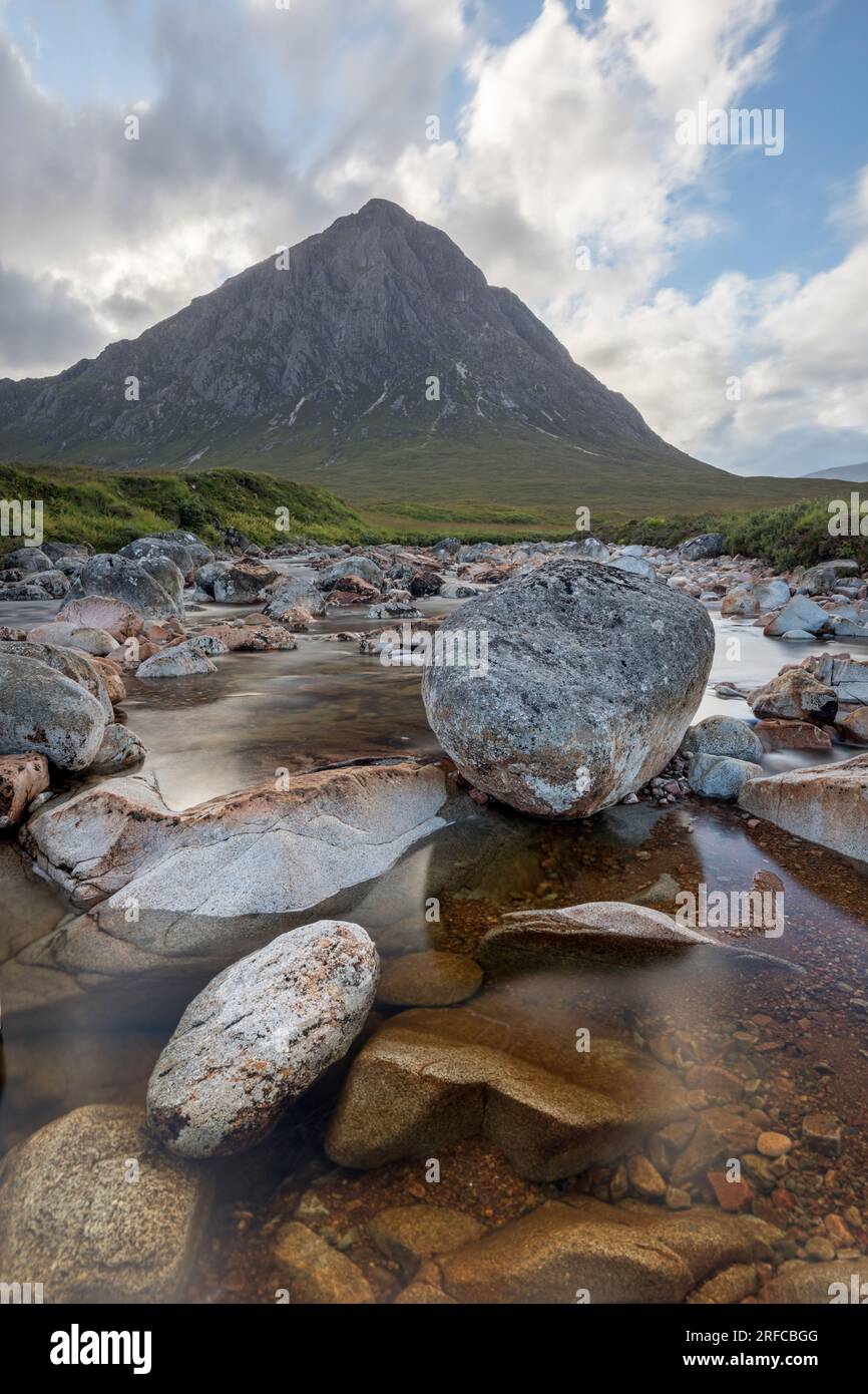 Große Felsbrocken im Fluss Etive, die in Richtung Buachaille Etive Mòr, Glencoe Schottland, führen Stockfoto