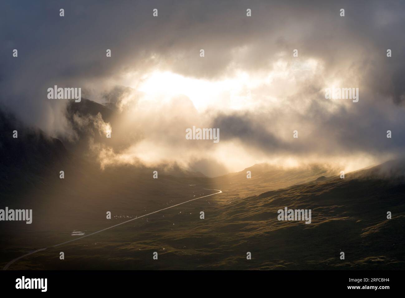 Markantes Licht und Wolken bei Sonnenuntergang am Pass of Glencoe von Beinn a' Chrulaiste, Schottland Stockfoto