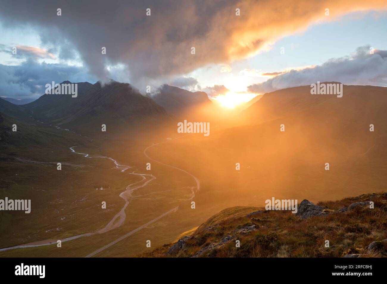 Markantes Licht und Wolken bei Sonnenuntergang am Pass of Glencoe von Beinn a' Chrulaiste, Schottland Stockfoto