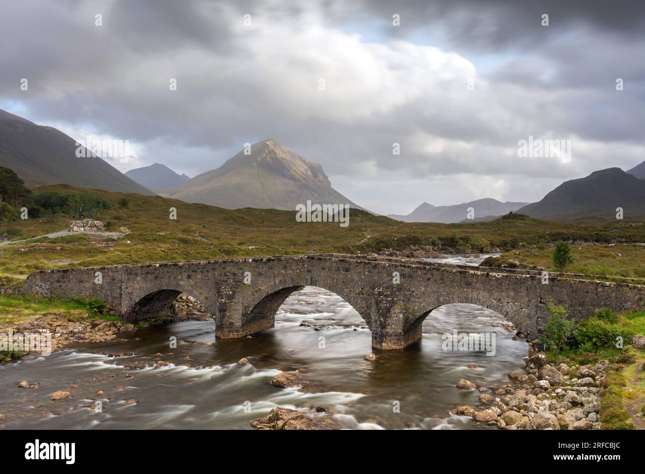 Alte Brücke von Sligachan mit den Cullin Mountains von Skye als Kulisse Stockfoto