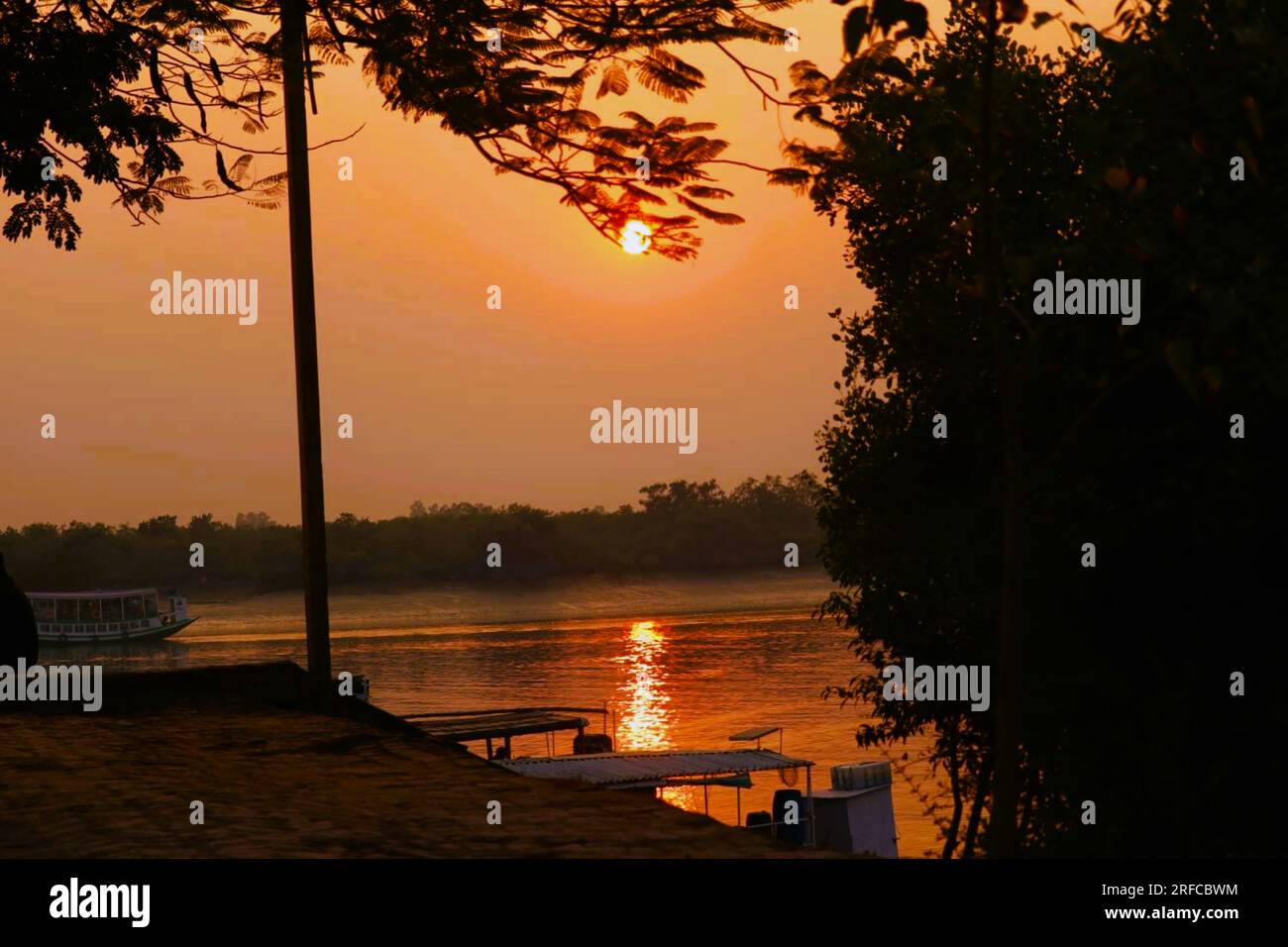 MESMARIZING SUNSET AUF MATLA RIVER Stockfoto
