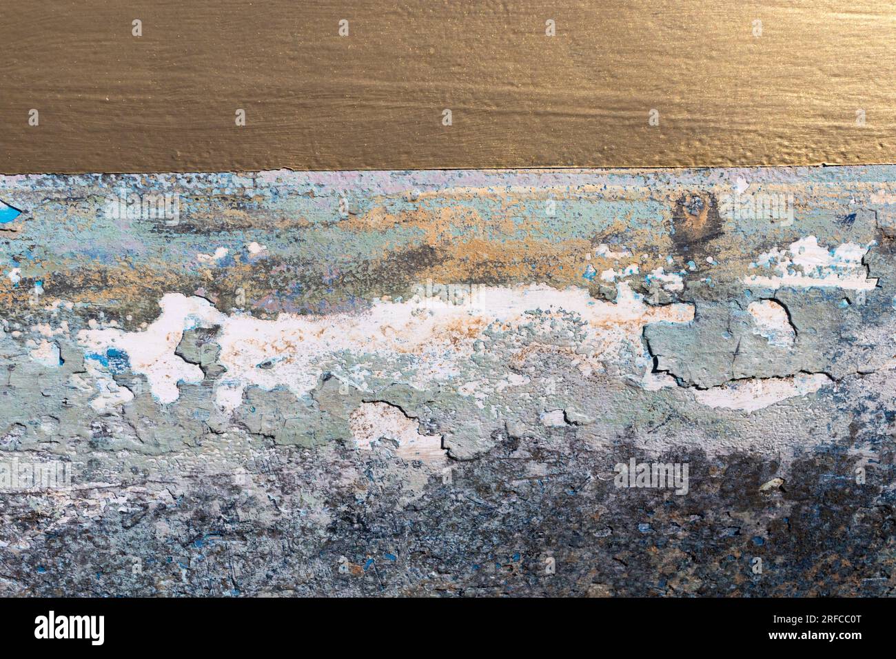 Nahaufnahme abstrakter Bilder von farbenfrohen Bootsrumpf, Morston Quay, North Norfolk. Stockfoto