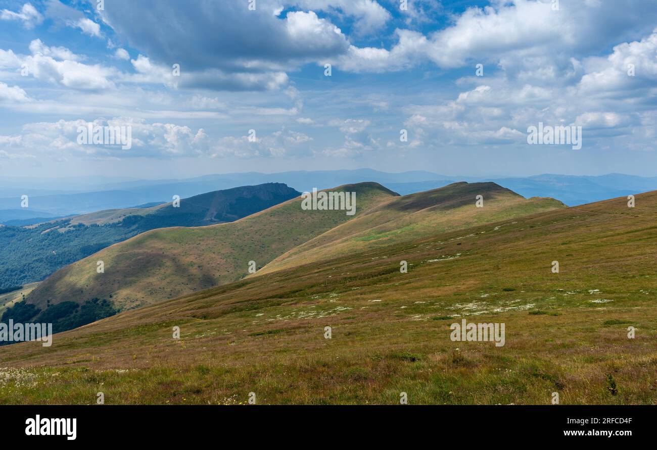 Die Aussicht von Midzor auf Stara Planina oder die Balkangebirge auf den Gipfel von Babin Lac Stockfoto