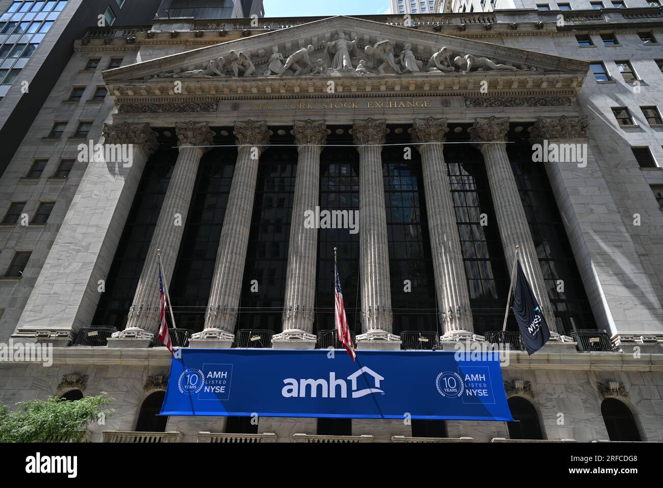 Beschilderung für American Homes 4 Rent (AMH) vor der New York Stock Exchange (NYSE) an der Wall Street am 1. August 2023 in New York City. Stockfoto