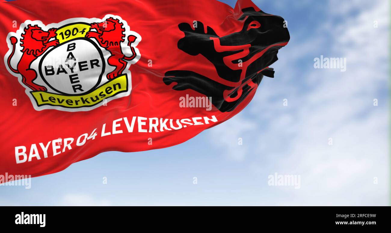 Leverkusen, DE, August 2 2023: Bayer Leverkusen-Flagge, die im Wind an klaren Tagen winkt. Redaktioneller 3D-Illustrations-Rendering. Flatternder Stoff. Stockfoto