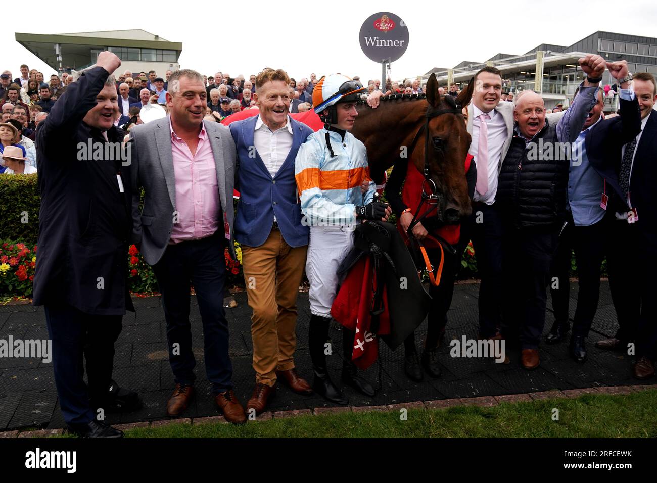 Ash Tree Meadow fuhr von Jockey Danny Gilligan mit Trainer Gordon Elliott (links) und Team, nachdem er am dritten Tag des Galway Races Summer Festivals auf der Galway Racecourse die Tote Galway Plate (Handicap Chase) gewann. Bilddatum: Mittwoch, 2. August 2023. Stockfoto